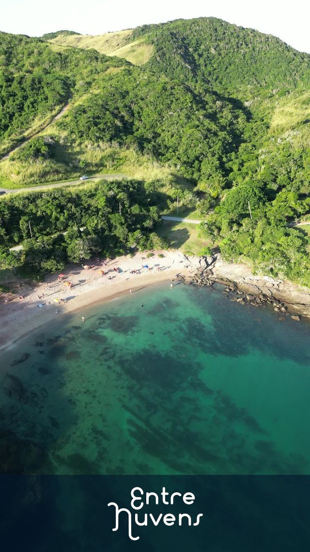 Sobrevoo sobre a ponta da Praia do Forno em Búzios — vídeo aéreo de Armação dos Búzios
