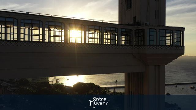 Sol atravessa as janelas do Elevador Lacerda — vídeo aéreo de Salvador