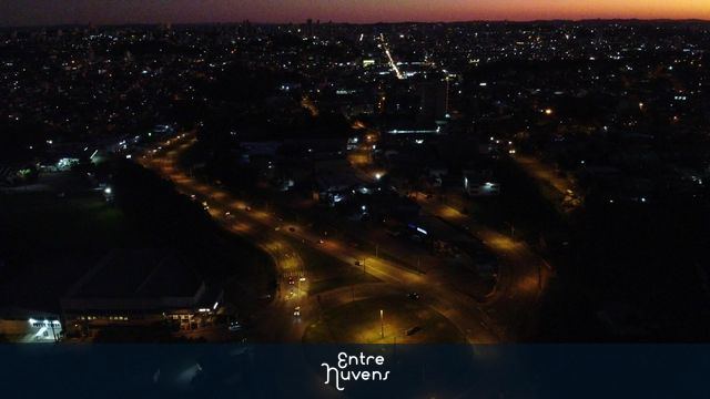 Sól poente irradiando a pista da rotatória da ERS- 122 — vídeo aéreo de Caxias do Sul