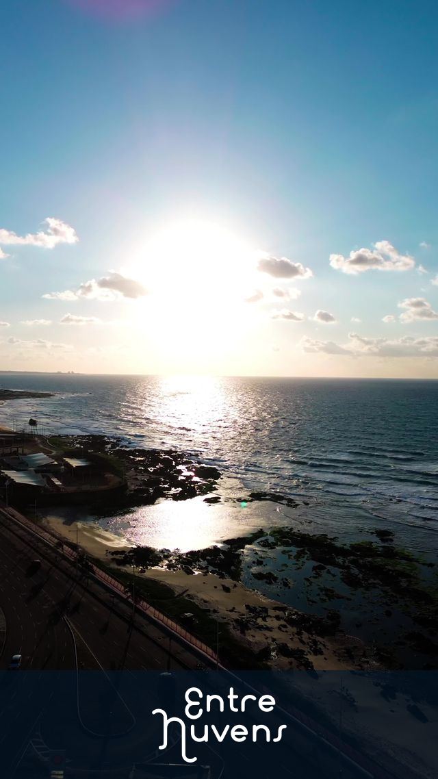 Sol refletindo sobre o mar ao entardecer