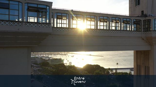 Sol se pondo atrás do Elevador Lacerda — vídeo aéreo de Salvador