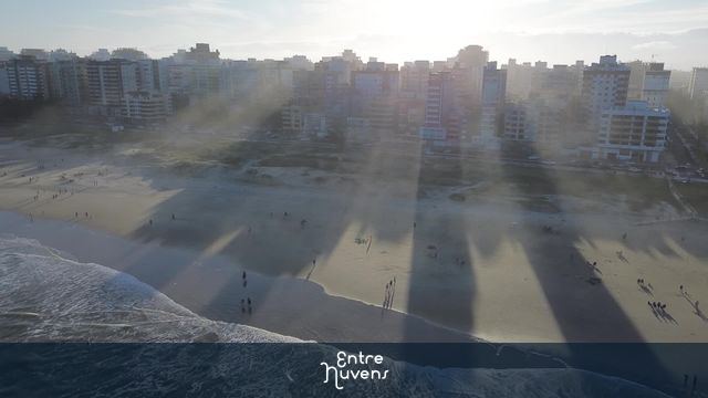Sombras urbanas ao entardecer na orla — vídeo aéreo de Xangri-lá