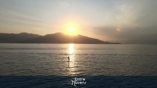 Stand Up Paddle durante o por do sol na Ilhabela