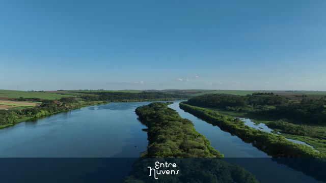 stretch of waterway on the Tiete River — vídeo aéreo de Bariri