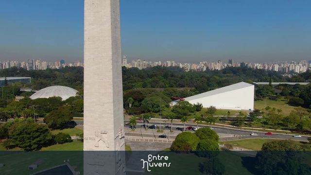 Subida com os detalhes do Obelisco e Monumento Mausoléu ao Soldado Constitucionalista de 32 (Obelisco do Ibirapuera)