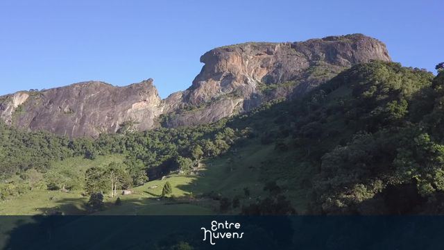 Subida em terreno ate a Pedra do baú