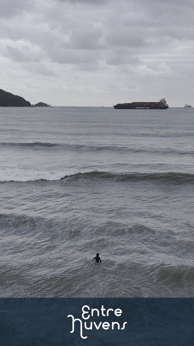 Surfista entrando no mar — vídeo aéreo de Santos