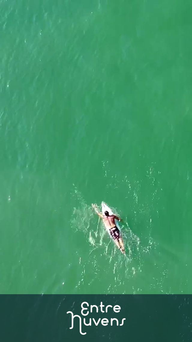 Surfista remando 