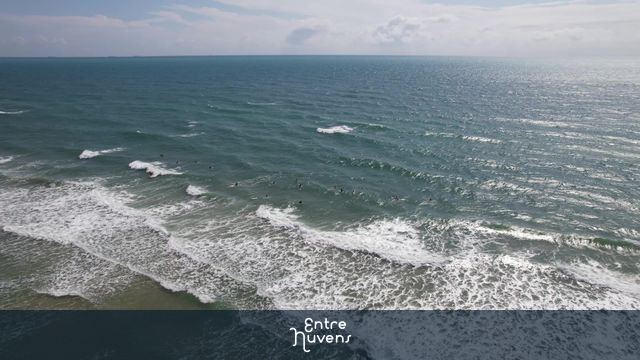 Surfistas em ação nas ondas do mar