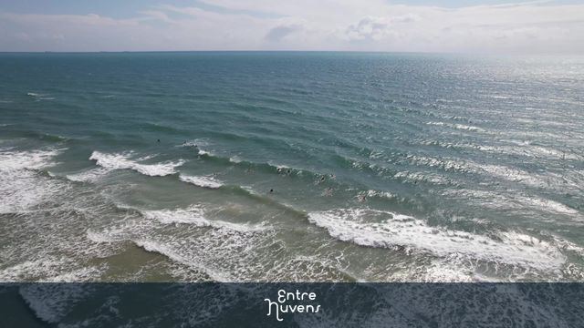 Surfistas enfrentam ondas em mar aberto