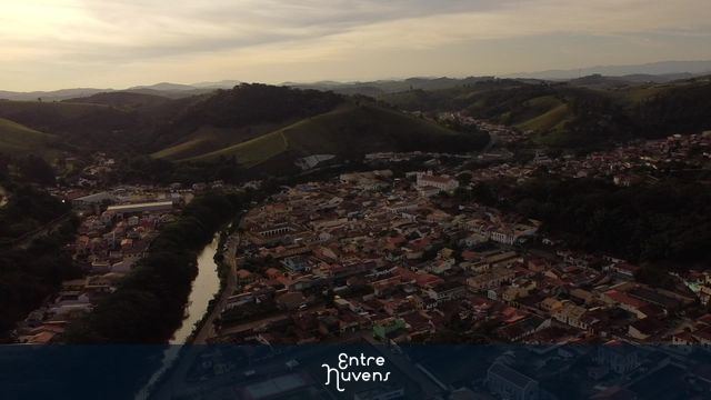 Take da cidade com o rio — vídeo aéreo de São Luiz do Paraitinga