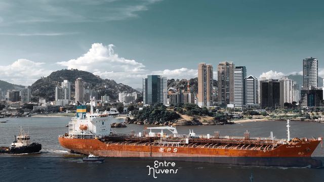 Take da saída do navio pelo Canal de Vitória-ES — vídeo aéreo de Vila Velha