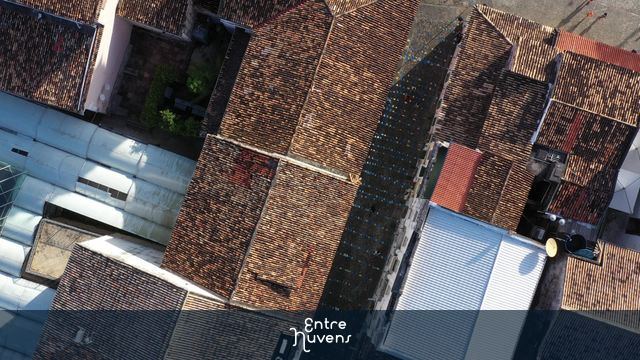 Telhados coloniais em contraste urbano — vídeo aéreo de Salvador