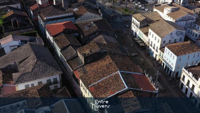 Telhados coloniais no centro histórico — vídeo aéreo de Salvador