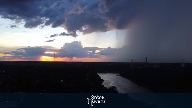 Temporal avança sobre o pôr do sol no rio
