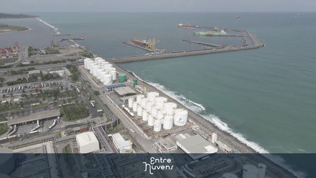 Terminal portuário e tanques industriais à beira-mar — vídeo aéreo de Ipojuca