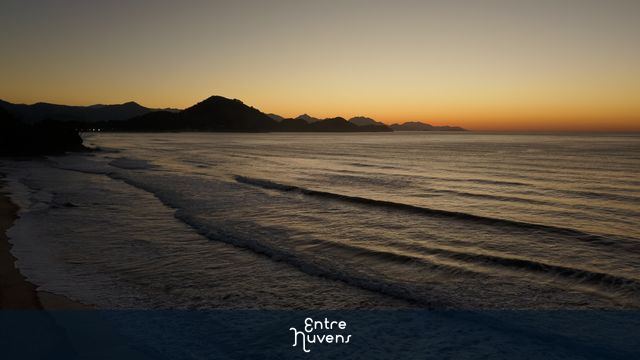 Time-Lapse do Amanhecer espetacular na praia: calma e natureza — vídeo aéreo de Ubatuba