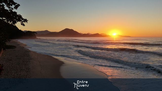 Time-Lapse do Amanhecer espetacular na praia: Um momento de paz e beleza natural — vídeo aéreo de Ubatuba