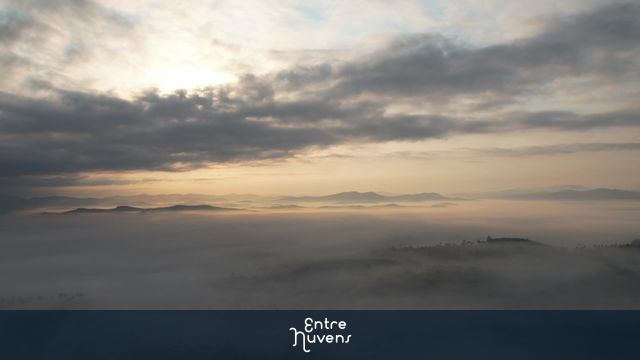 Timelapse de núvens ao amanhecer, clima ameno e confortante