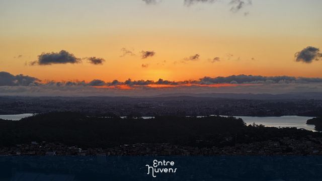 Timelapse Pôr do sol vibrante sobre represa urbana rio
