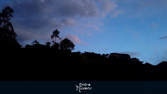 TimeLapse tarde para noite com estrela cadente