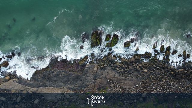 Top Down Drone View of Ocean Waves Crashing on Rocky — vídeo aéreo de Florianópolis