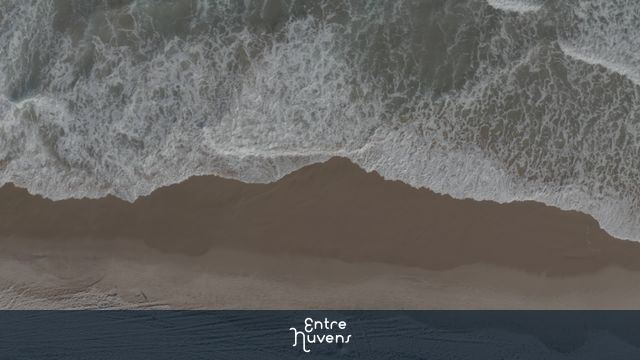 top view of waves gently breaking on beach sand — vídeo aéreo de Ipojuca