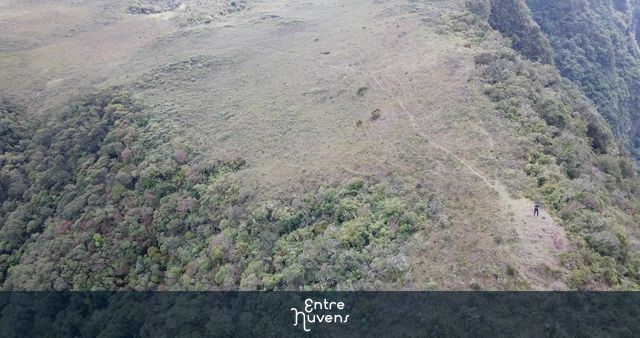 Topo das Pirâmides Sagradas em Grão Pará - Santa Catarina — vídeo aéreo de Grão-Pará