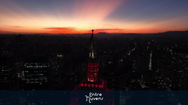 Topo iluminado do Edifício Altino Arantes ao anoitecer