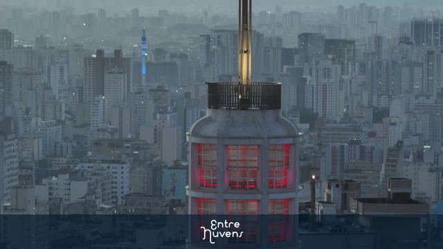Topo iluminado do Edifício Martinelli ao entardecer