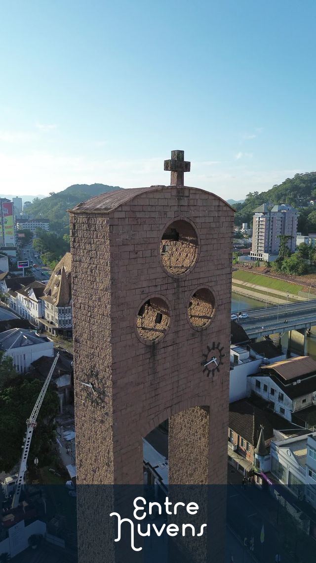 Torre da Matriz em destaque no centro — vídeo aéreo de Blumenau