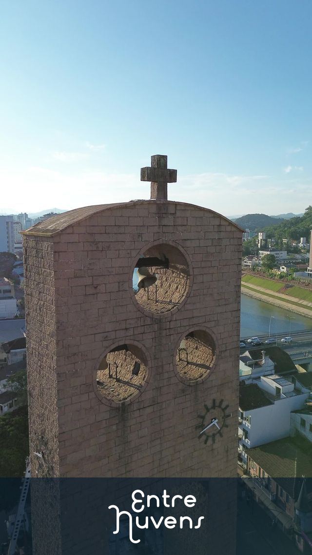 Torre de Relógio de Pedra no Centro Urbano (Sem edição) — vídeo aéreo de Blumenau