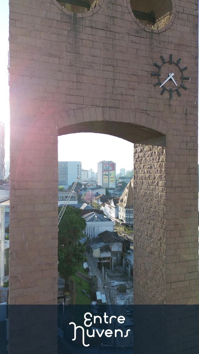 Torre de Relógio em Destaque no Centro Urbano — vídeo aéreo de Blumenau