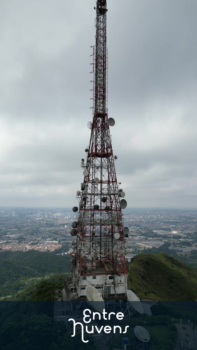 Torre de Transmissão no Alto da Montanha