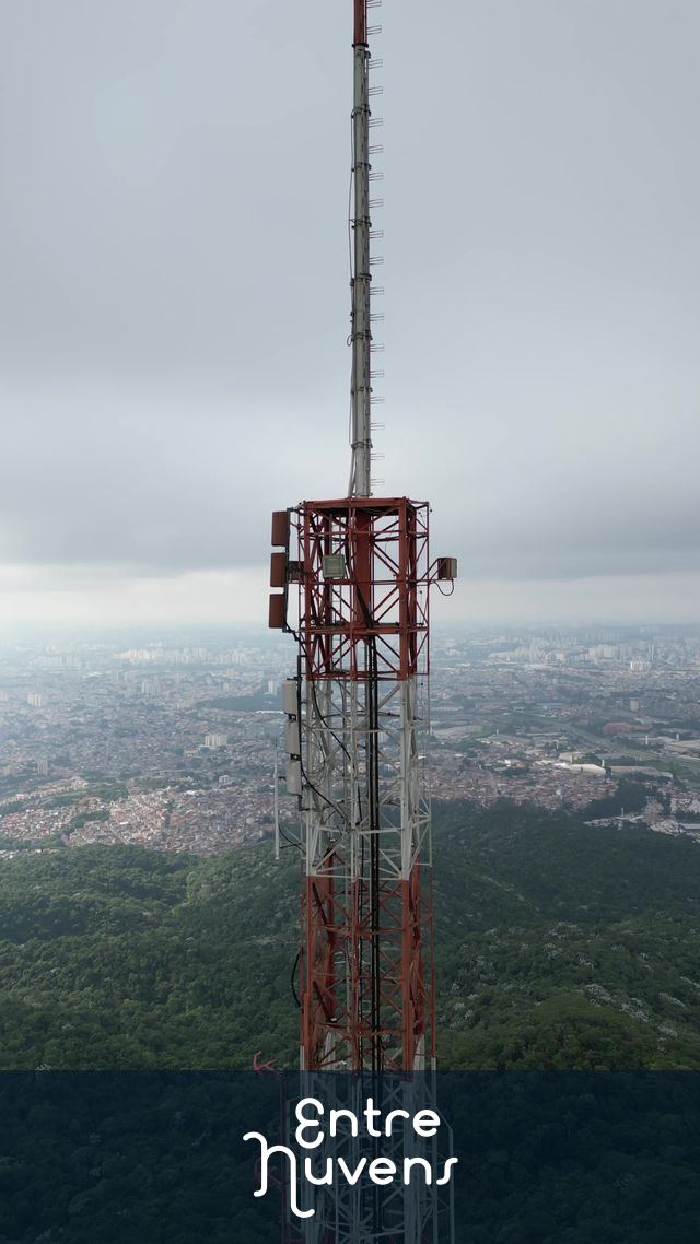 Torre de transmissão sobre a cidade