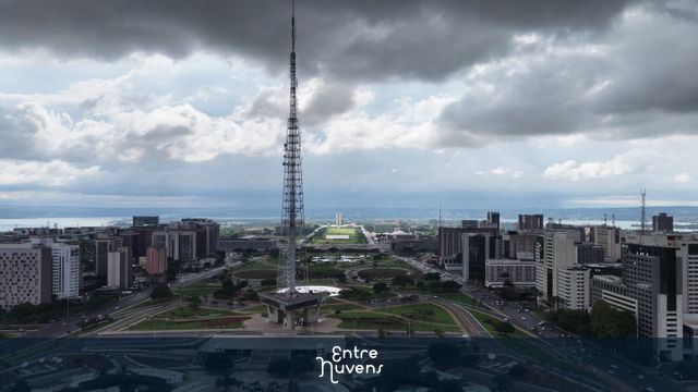 Torre de TV domina o céu de Brasília