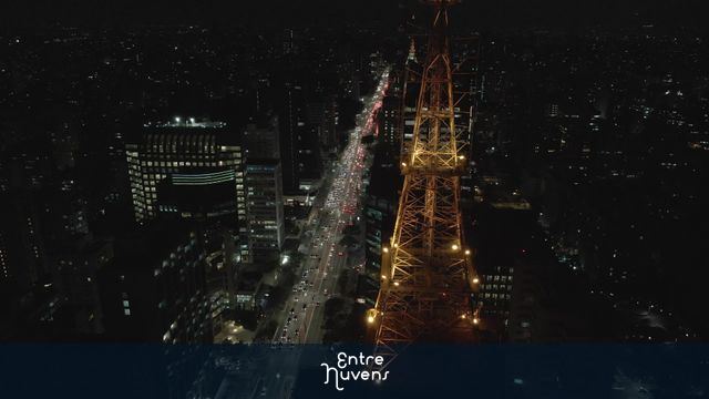 Torre iluminada na Avenida Paulista à noite — vídeo aéreo de São Paulo
