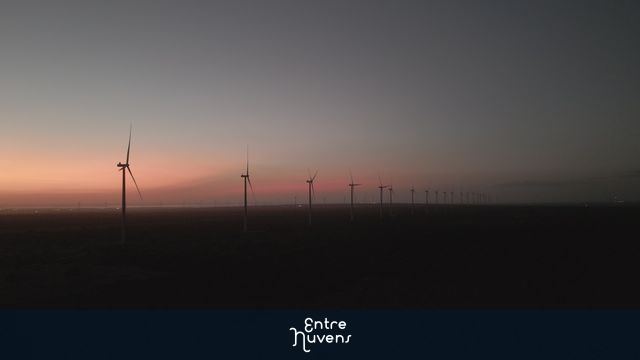 Torres de Energia Eolica ao Por do Sol