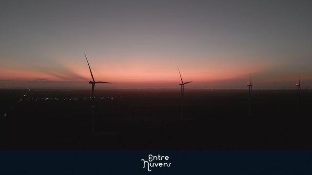 Torres de Energia Eolica durante o crepusculo 2.