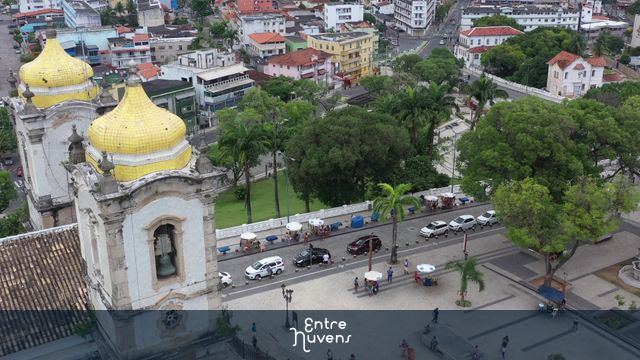 Torres douradas e praça central em destaque