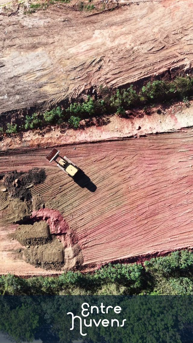 Trabalho de Terraplanagem com Trator: Vista Aérea