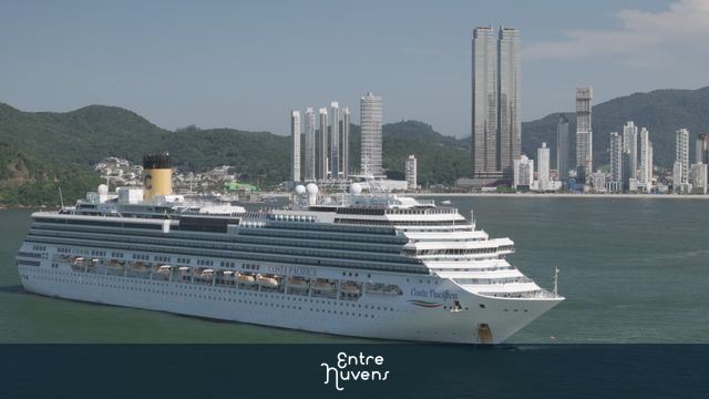 Transatlântico ancorado em Balneário Camboriú.