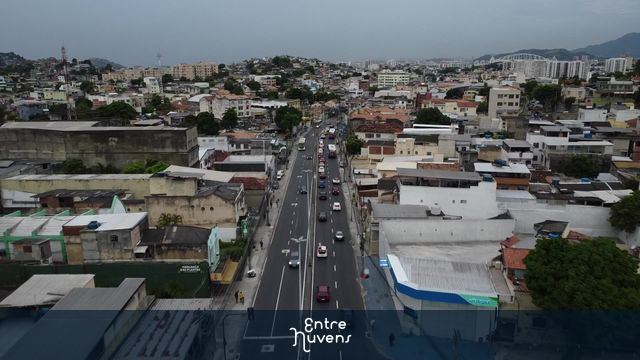 Trânsito em quintino bocaiuva.  — vídeo aéreo de Rio de Janeiro