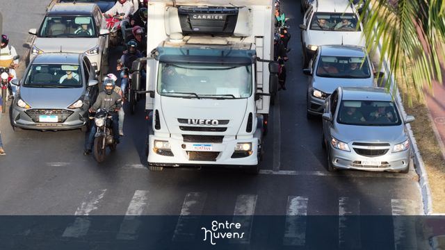 Trânsito intenso com caminhão em destaque