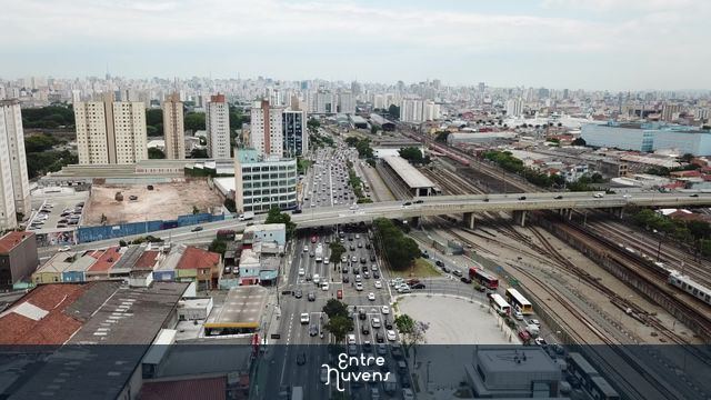 Trânsito intenso e viaduto em área urbana