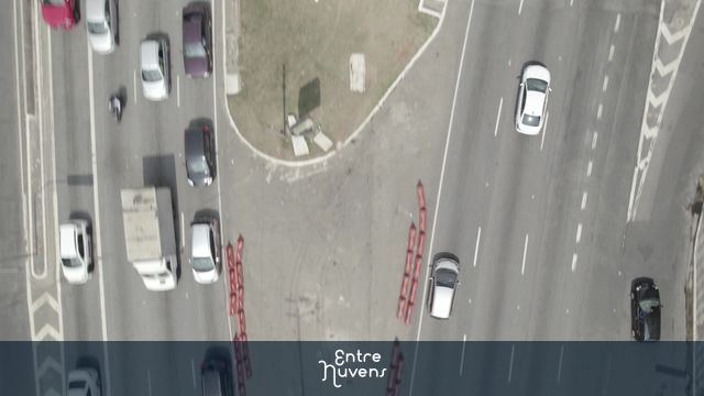 Trânsito intenso em avenida movimentada