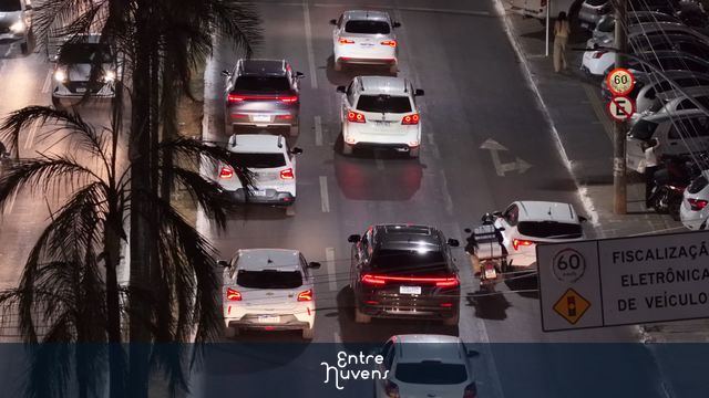 Trânsito intenso em avenida urbana à noite