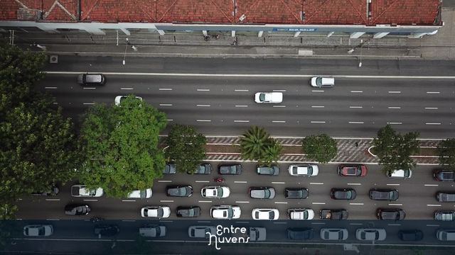 Trânsito intenso em avenida urbana