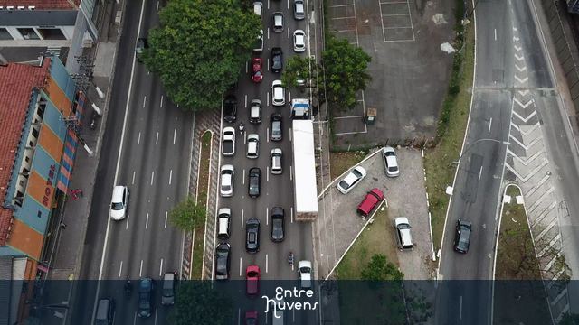 Trânsito intenso em avenida urbana Radial Leste