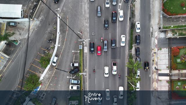 Trânsito intenso na Avenida Tancredo Neves em Salvador